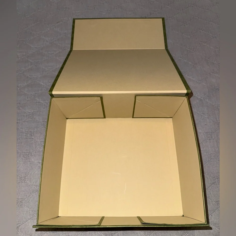 Brand new Gucci box with magnetic closure, comes with dust bag - Picture 5 of 6